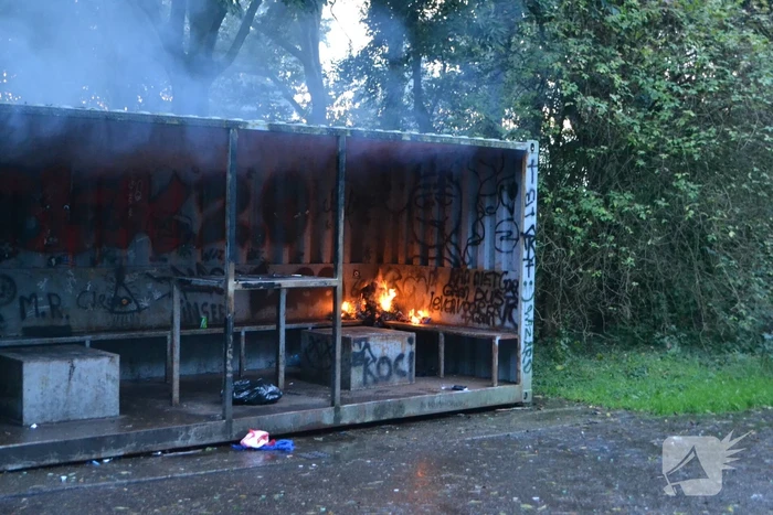 Afval brand in jongeren container