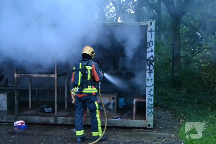 Afval brand in jongeren container