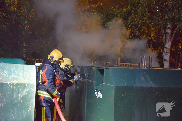 Flinke rookontwikkeling bij brand in papiercontainer