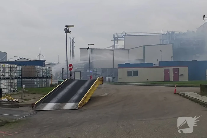 Rook uit kast met grondstoffen bij chemisch bedrijf