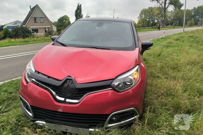 Automobilist gewond na botsing tegen verkeersbord
