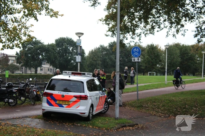 Scooterrijdster gaat hard onderuit en raakt gewond