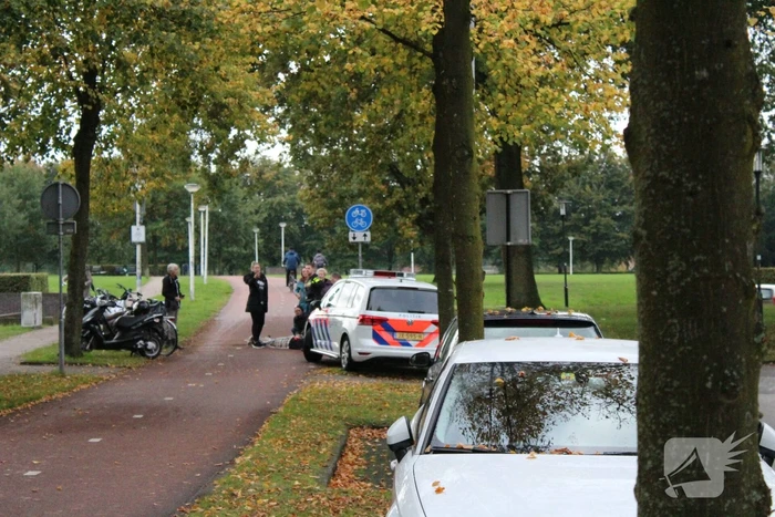 Scooterrijdster gaat hard onderuit en raakt gewond