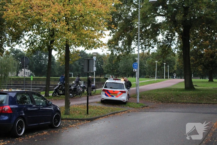 Scooterrijdster gaat hard onderuit en raakt gewond