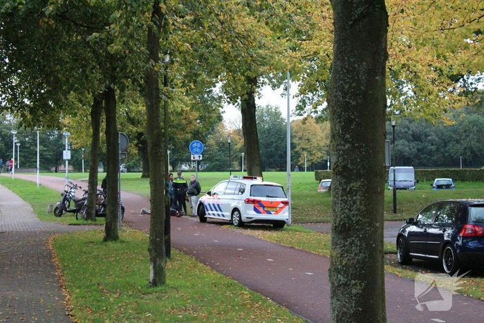 Scooterrijdster gaat hard onderuit en raakt gewond