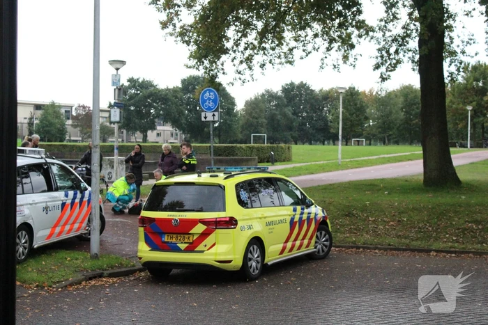 Scooterrijdster gaat hard onderuit en raakt gewond