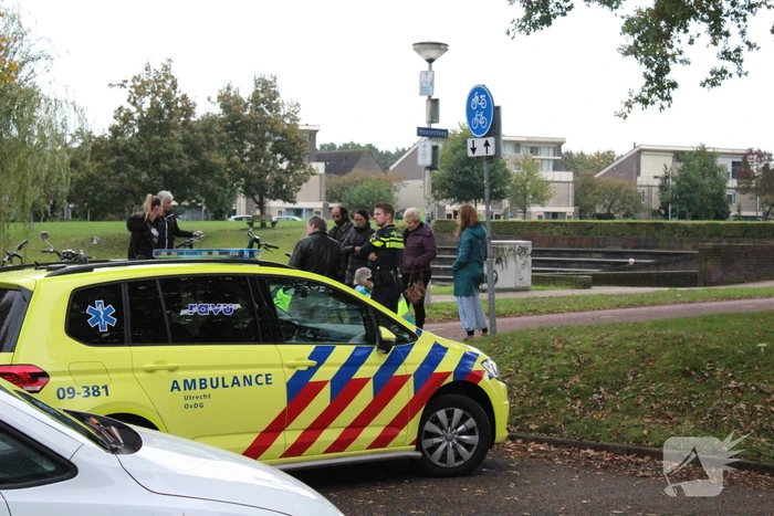 Scooterrijdster gaat hard onderuit en raakt gewond