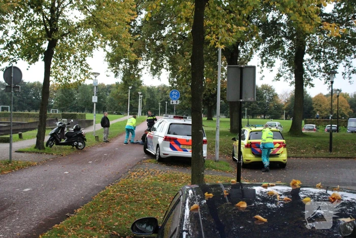 Scooterrijdster gaat hard onderuit en raakt gewond