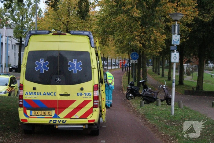 Scooterrijdster gaat hard onderuit en raakt gewond