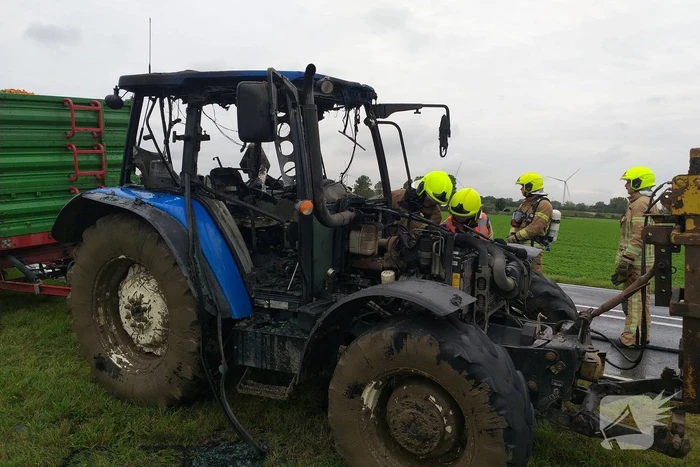 Tractor brandt volledig uit