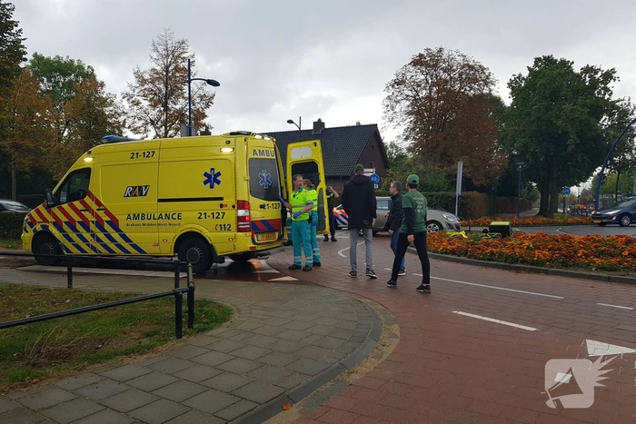 Fietsende pizzakoerier aangereden op rotonde