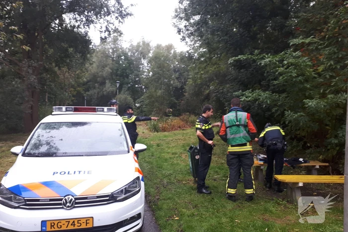 Zoektocht na gevonden kleding op bankje