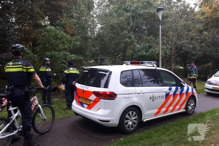 Zoektocht na gevonden kleding op bankje