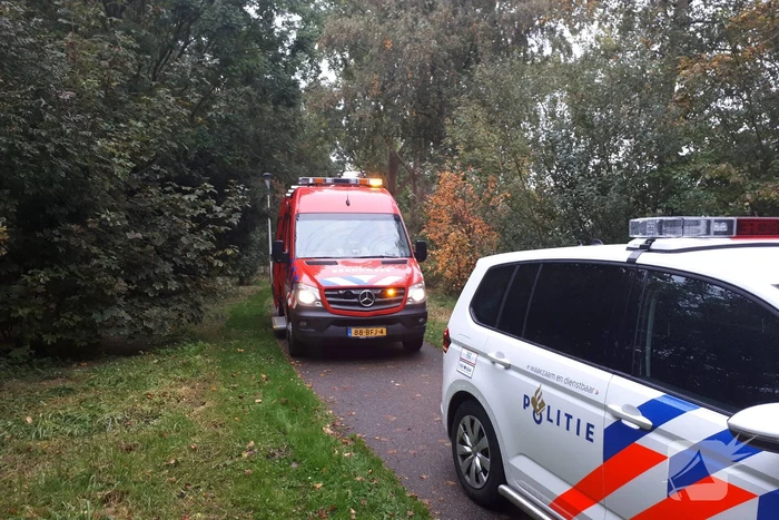 Zoektocht na gevonden kleding op bankje