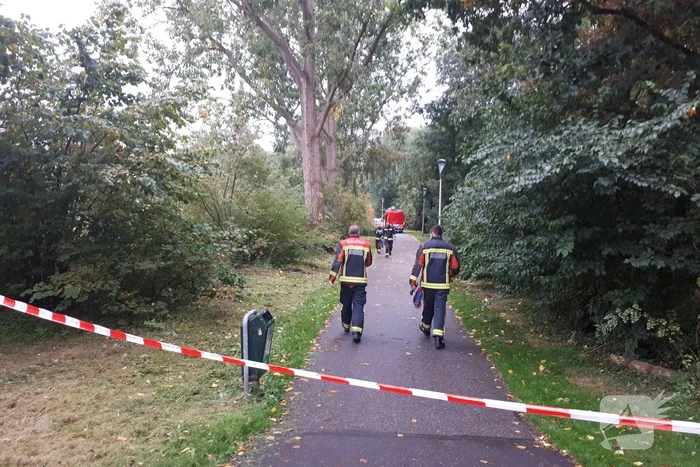 Zoektocht na gevonden kleding op bankje