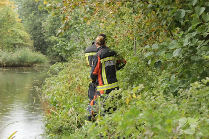 Zoektocht na gevonden kleding op bankje