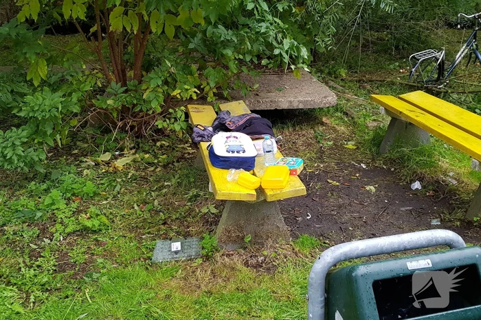 Zoektocht na gevonden kleding op bankje