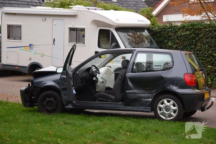 Auto knalt op boom bij ongeval