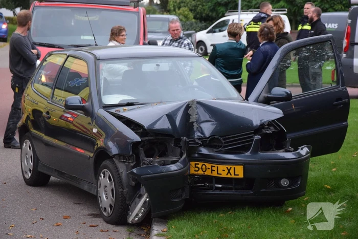 Auto knalt op boom bij ongeval