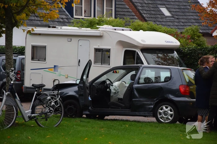 Auto knalt op boom bij ongeval