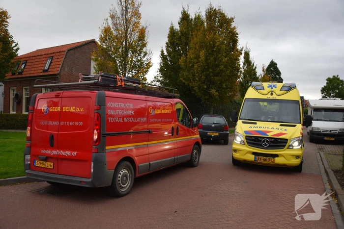 Auto knalt op boom bij ongeval