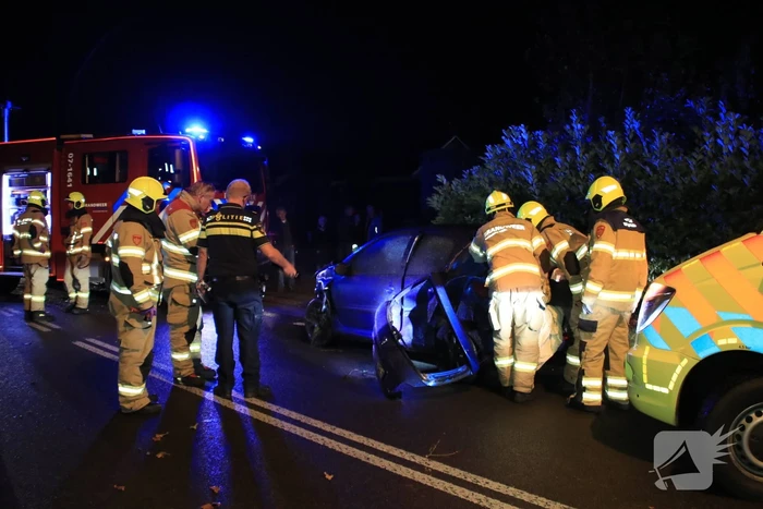 Twee auto's botsen frontaal