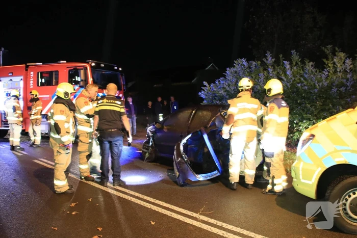 Twee auto's botsen frontaal