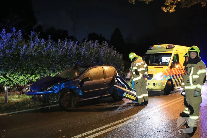 Twee auto's botsen frontaal