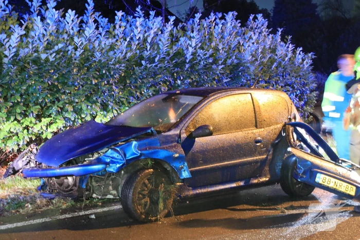 Twee auto's botsen frontaal