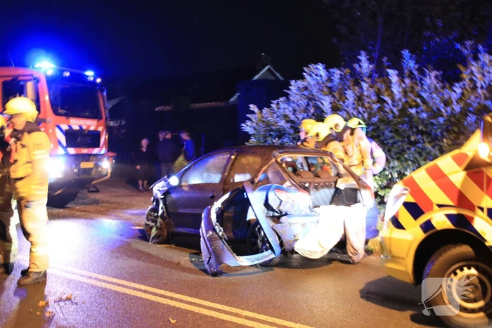 Twee auto's botsen frontaal