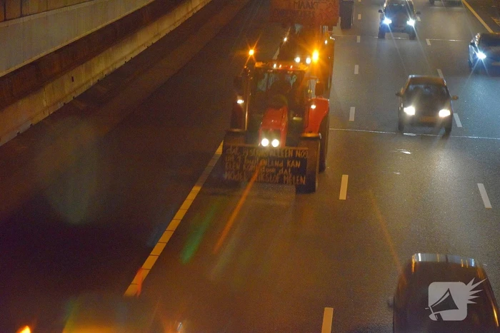 Eerste boeren over rijksweg A4 naar Den Haag