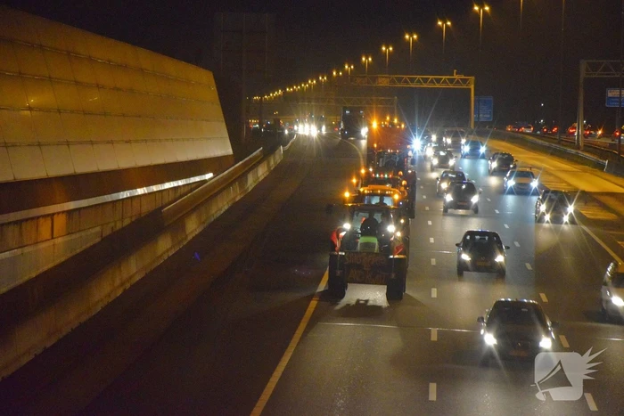 Eerste boeren over rijksweg A4 naar Den Haag