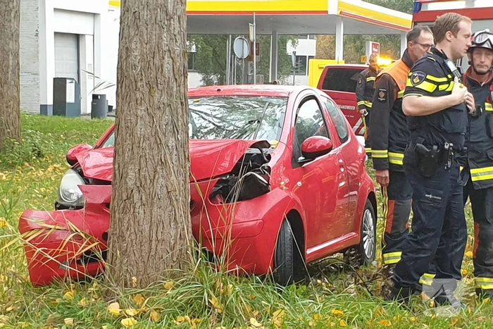 Auto vliegt uit de bocht belandt tegen boom
