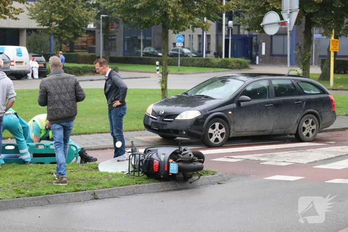 Scooterrijdster aangereden op rotonde