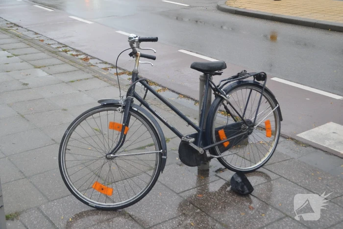 Vrouw op fiets aangereden door auto