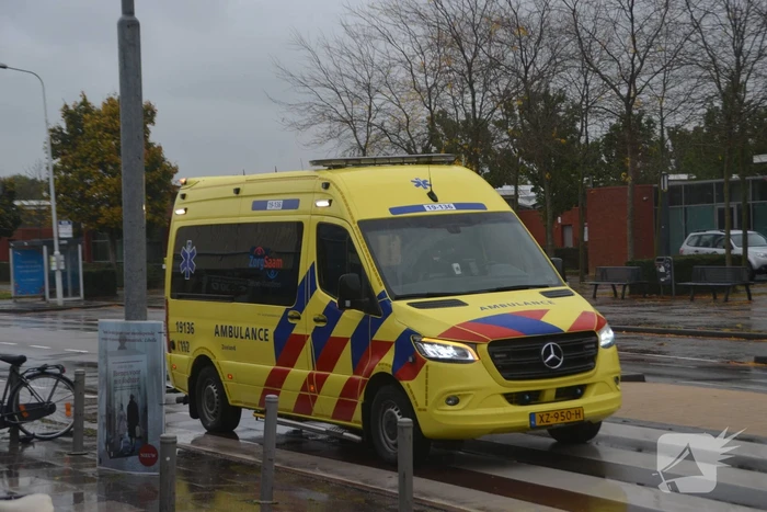 Vrouw op fiets aangereden door auto