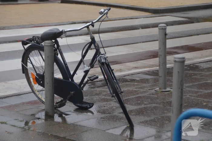 Vrouw op fiets aangereden door auto