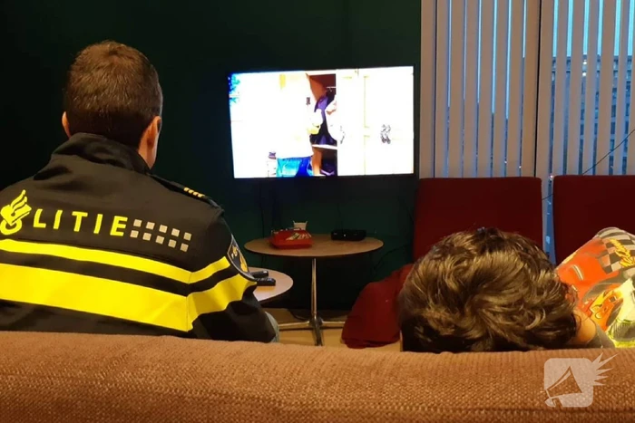 Peuter met kussen onderweg naar speeltuin terwijl ouders slapen