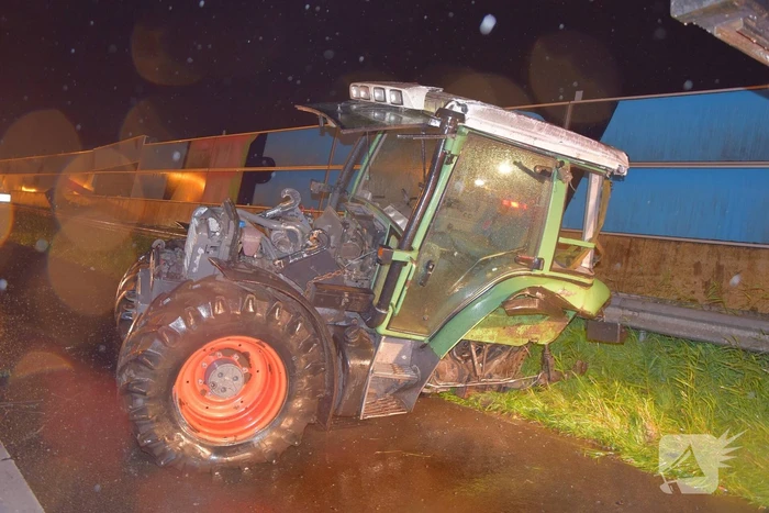 Tractor op zijn kant na aanrijding