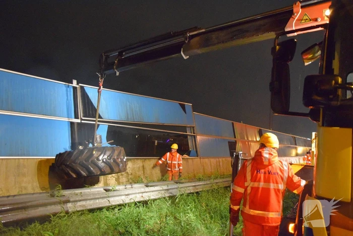Tractor op zijn kant na aanrijding