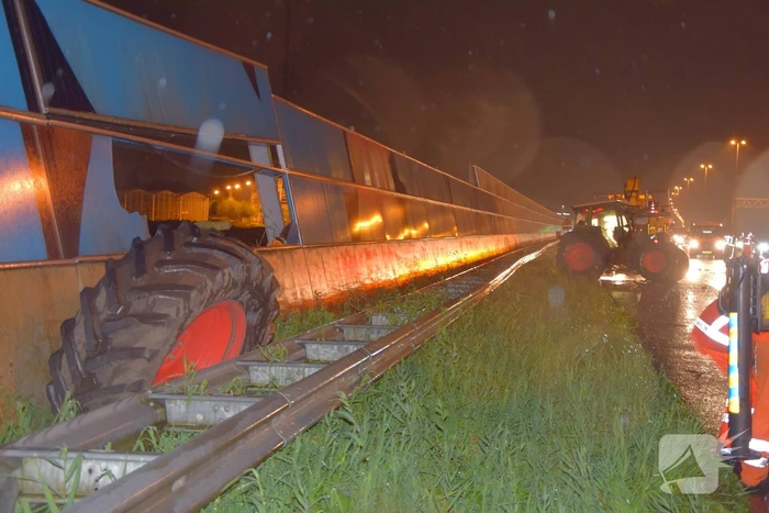 Tractor op zijn kant na aanrijding