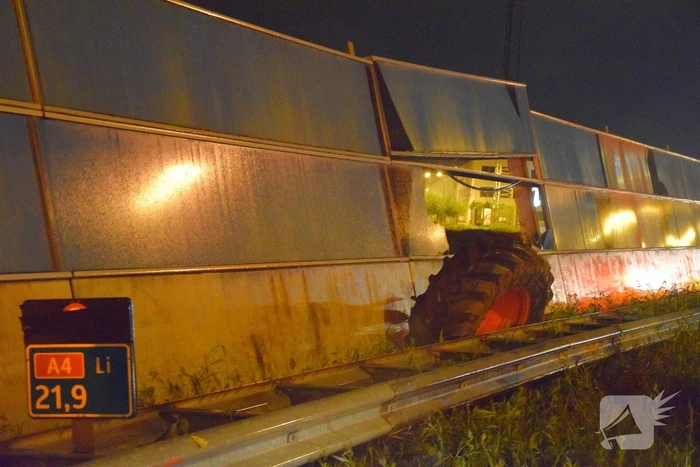 Tractor op zijn kant na aanrijding