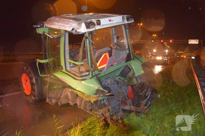 Tractor op zijn kant na aanrijding