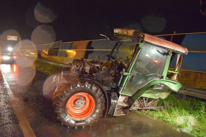 Tractor op zijn kant na aanrijding