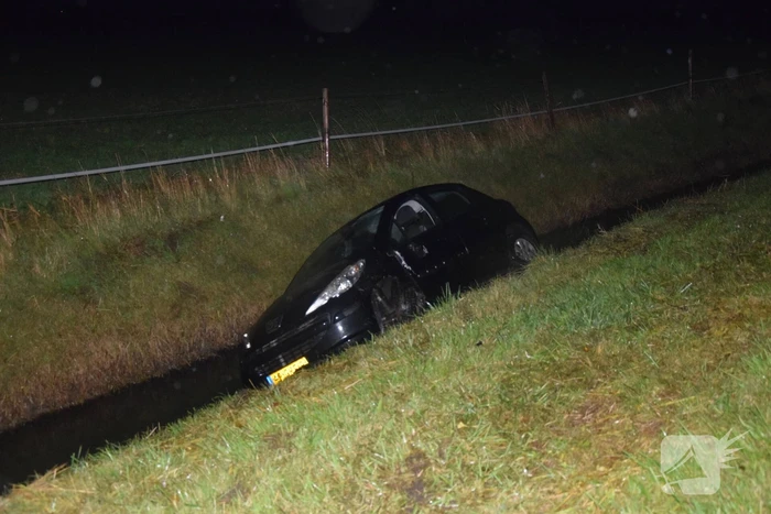 Auto in de sloot na ongeval