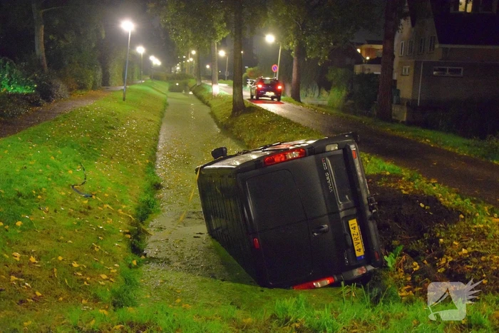 Bus belandt in sloot, bestuurder spoorloos
