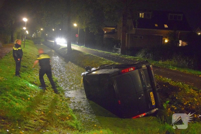 Bus belandt in sloot, bestuurder spoorloos