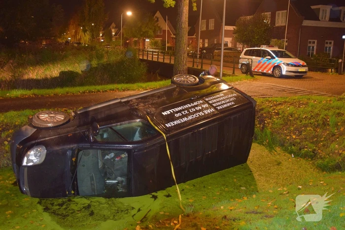 Bus belandt in sloot, bestuurder spoorloos