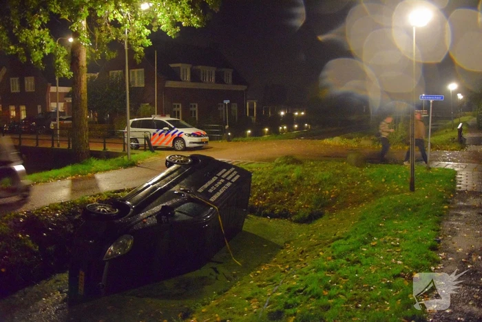 Bus belandt in sloot, bestuurder spoorloos