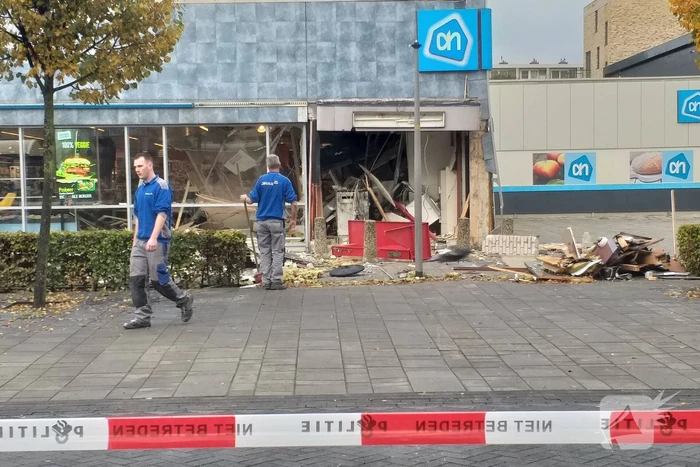 Gevel Albert Heijn weggeblazen bij plofkraak